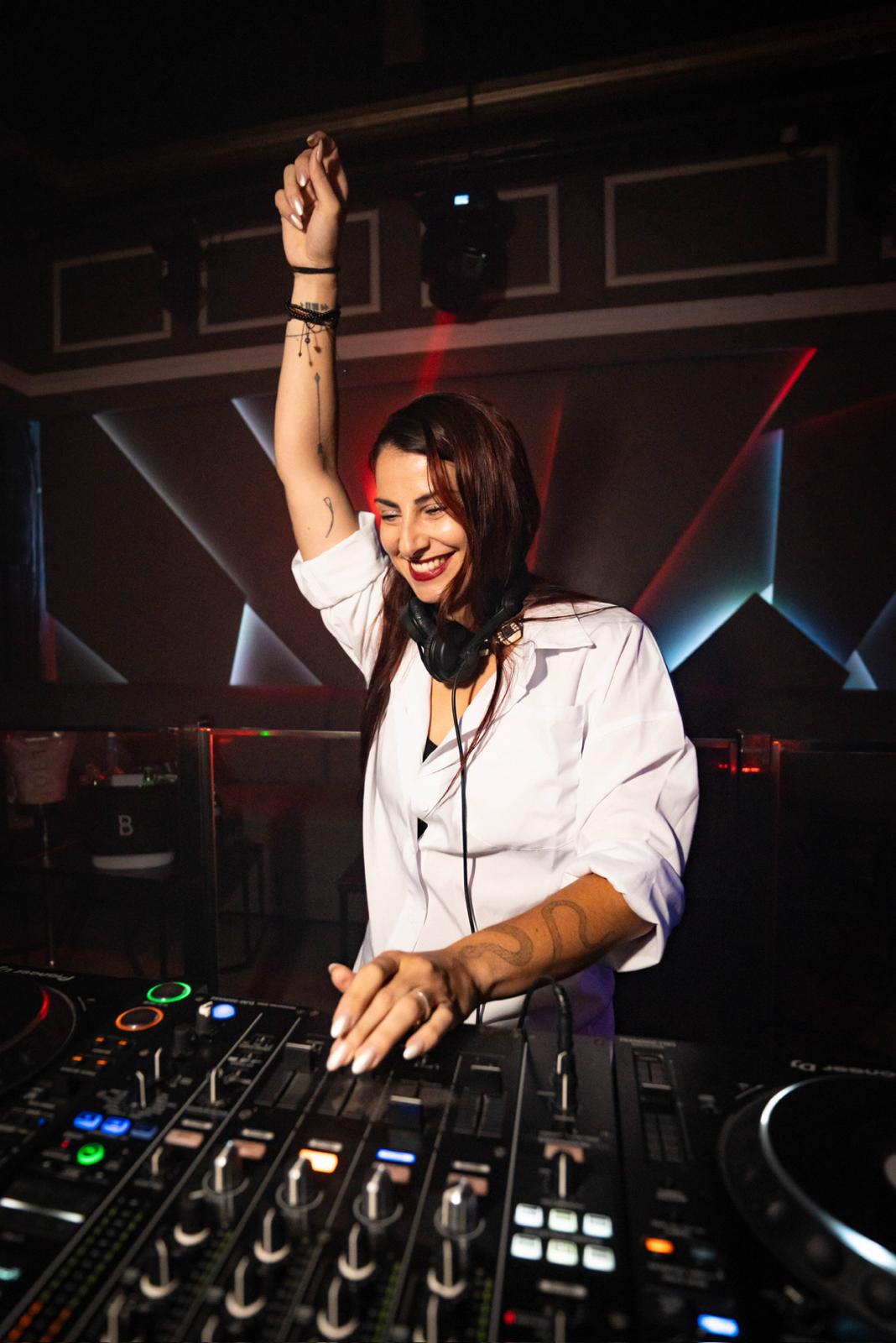 DJ Red B*tch pinchando