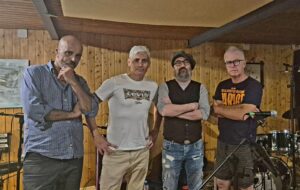 Sargento Camaro son Oliver Brun (guitarra y armónica), Sergio Martínez (guitarra), Arki Díaz (guitarra y voz) y Cesar González (bajo); falta el batería Óscar Martel.