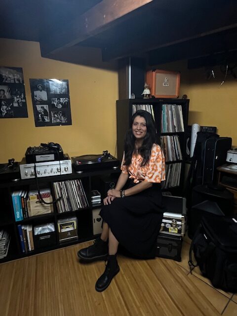 Sra. Pimienta posa en su estudio